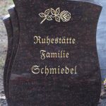 Hochstein aus Ruby Star, vertiefte Inschrift mit Blattgold ausgelegt